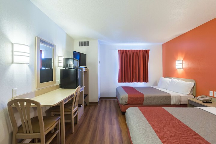 1 Queen Bed (17 of 19)