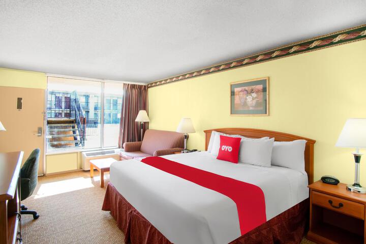 1 King Bed (3 of 8)