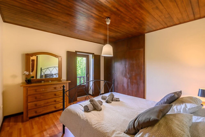 Room 4 of 20
