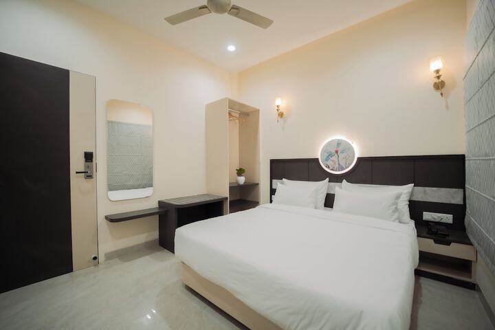Room 8 of 16