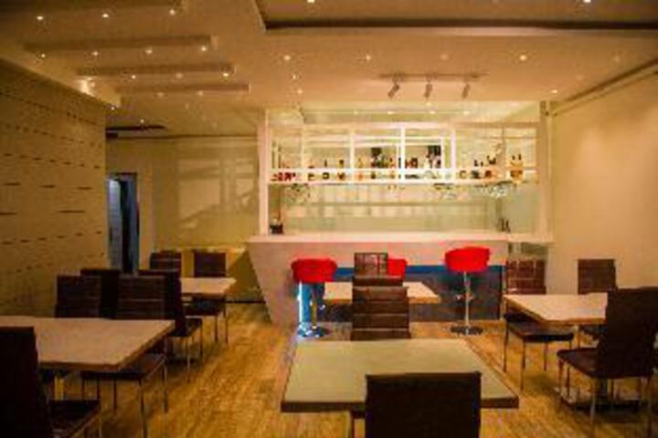 Lounge 5 of 63