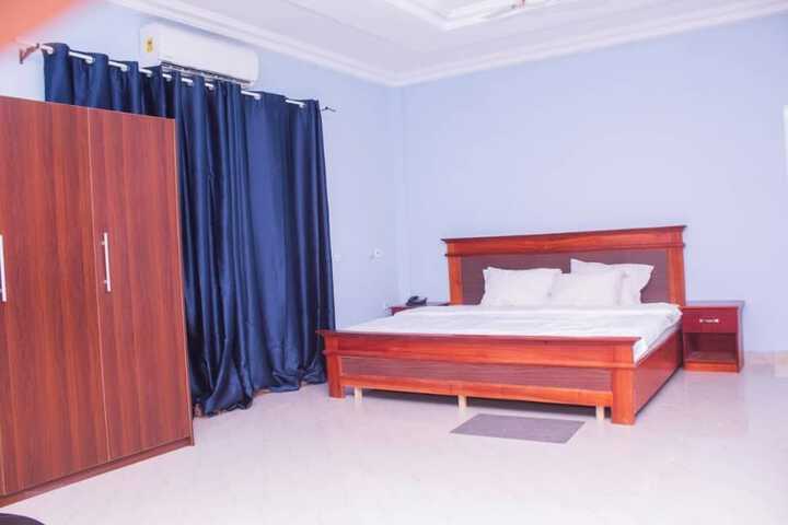 Room 4 of 16