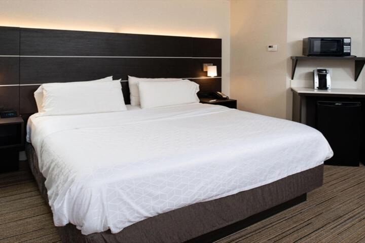 1 King Bed (3 of 23)