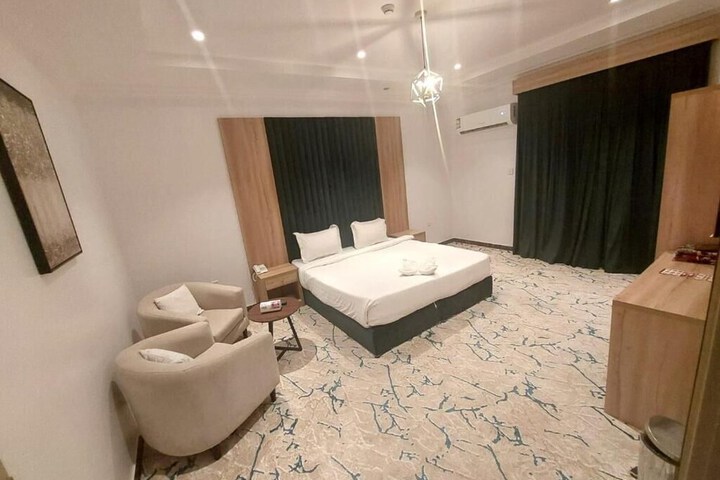 Room 8 of 18