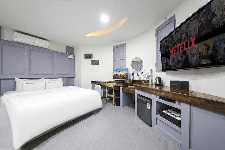 Room 17 of 27