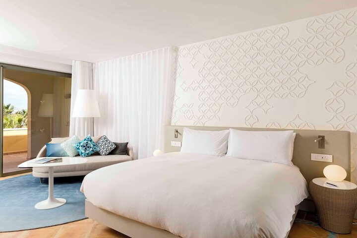 Room 32 of 182