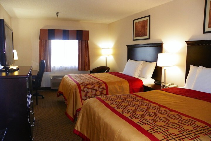 2 Queen Beds (3 of 5)