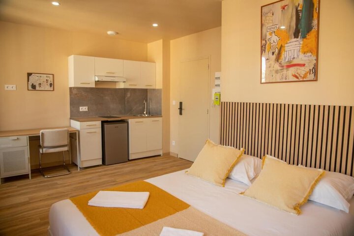 Room 4 of 12