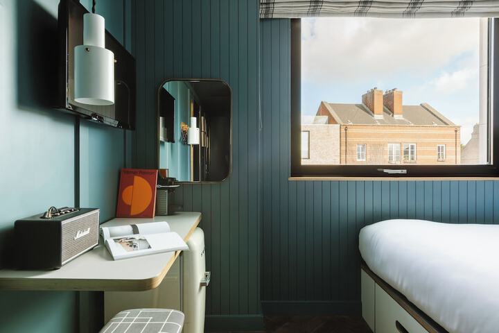 Room 25 of 47
