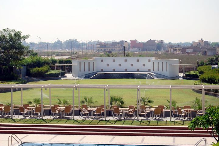 Hotel Exterior 37 of 45