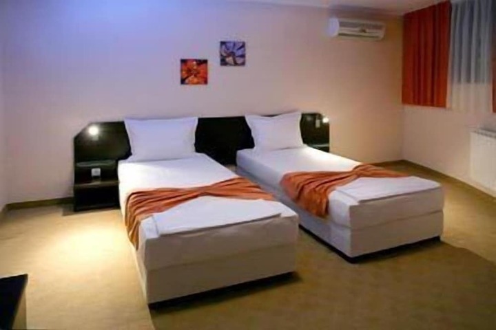 Room 10 of 32