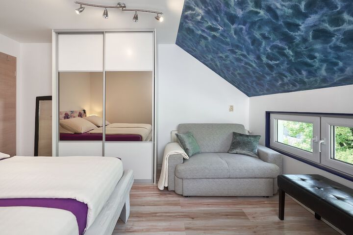 Room 7 of 120