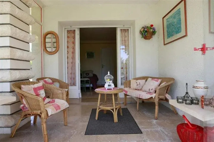 Room 4 of 7