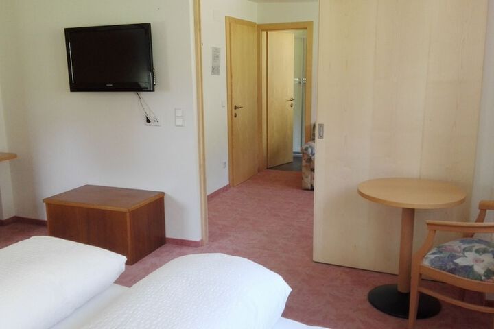 Room 13 of 83
