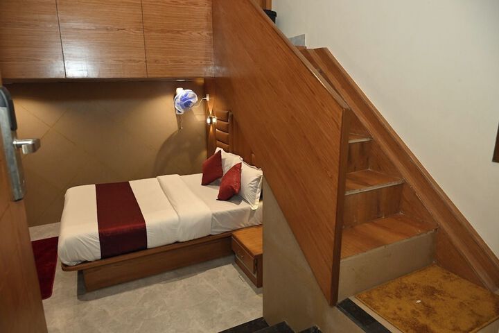 Room 10 of 16
