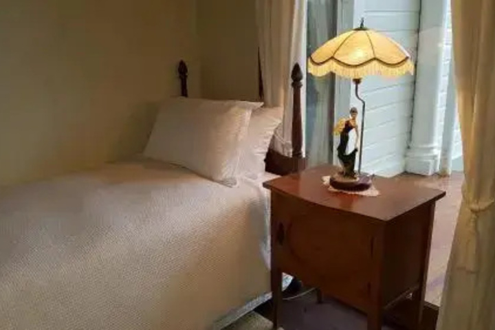 Room 3 of 8