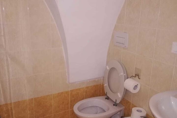 Room 4 of 11