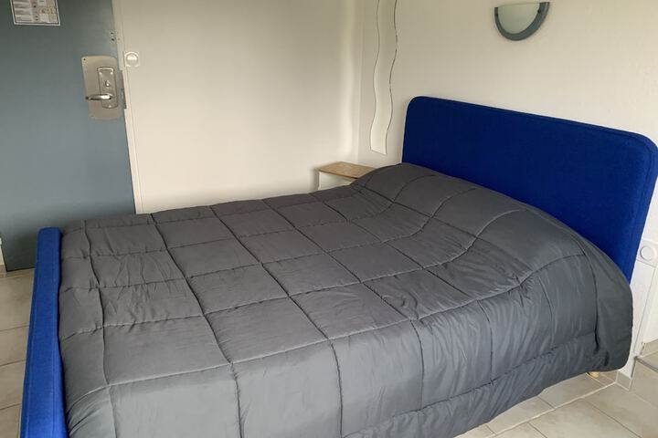 Room 12 of 37