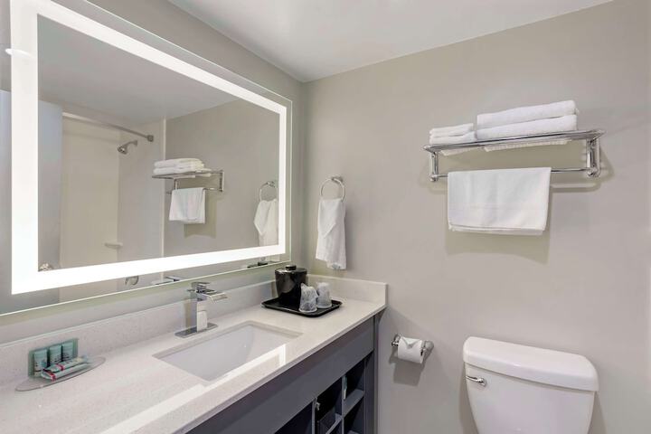 1 King Bed Microwave and Refrigerator WiFi Full Breakfast (1 of 16)