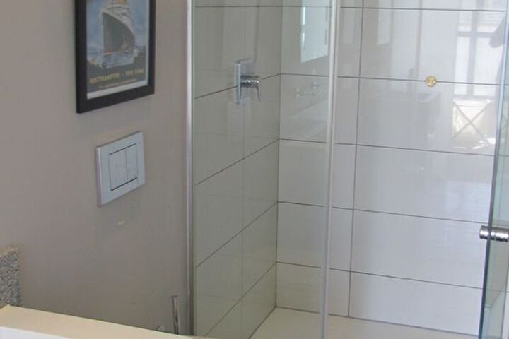 Room 5 of 9