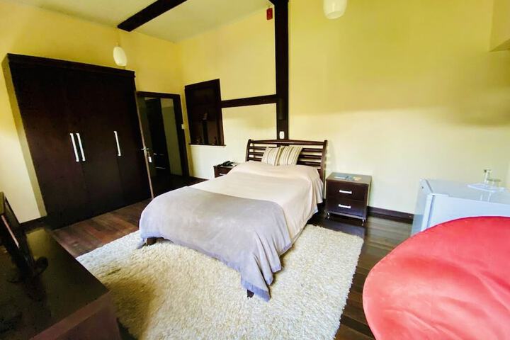 Room 10 of 100