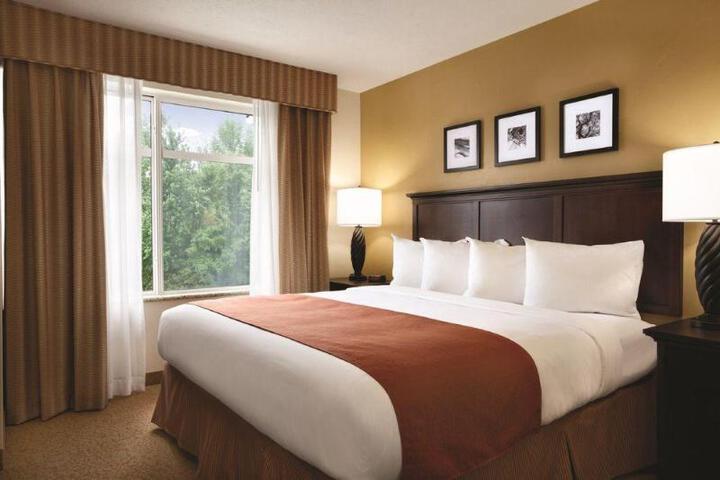 1 King Bed (4 of 7)