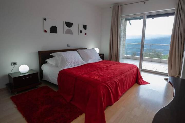 Room 5 of 18