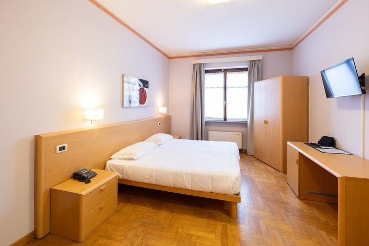 Room 27 of 104