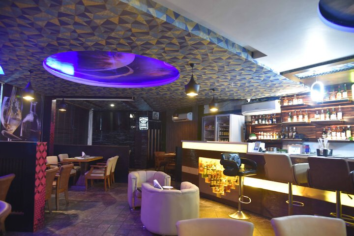 Lounge 84 of 96