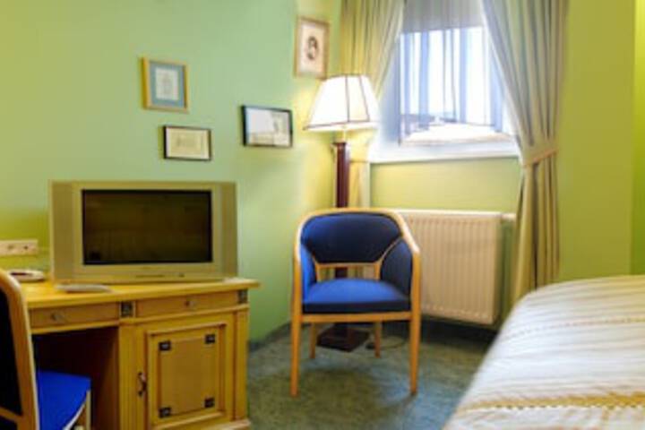 Room 8 of 40