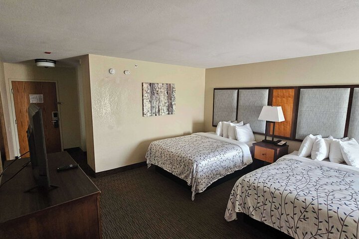 2 Queen Beds (2 of 5)