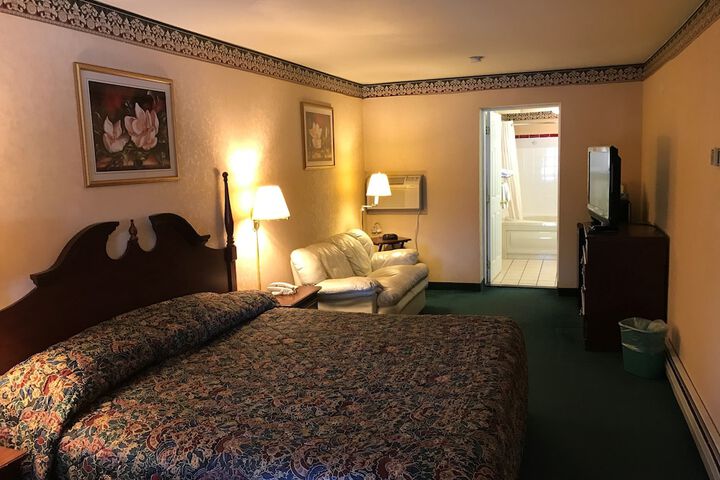 1 Queen Bed (2 of 9)