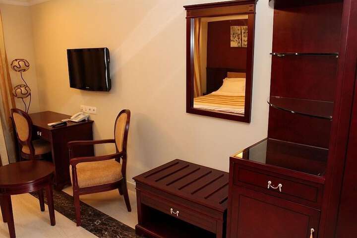 Room 3 of 38