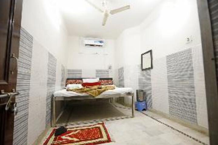 Room 4 of 38