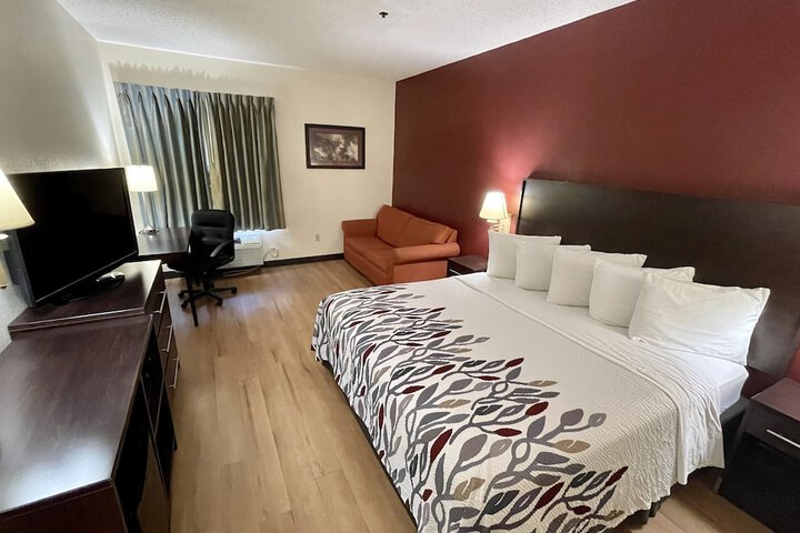 Deluxe King Bed Accessible (4 of 5)