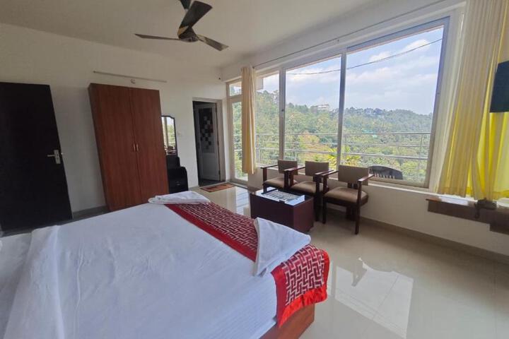 Holidayz by Stayz Royale Munnar - Misty & Sunrise Experience