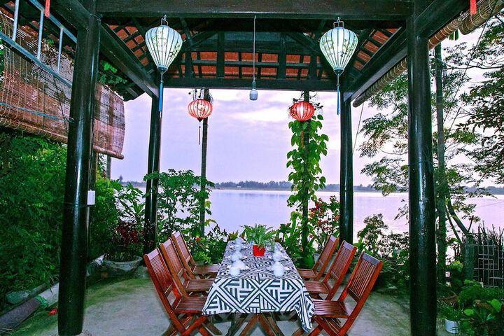 Dining 34 of 48