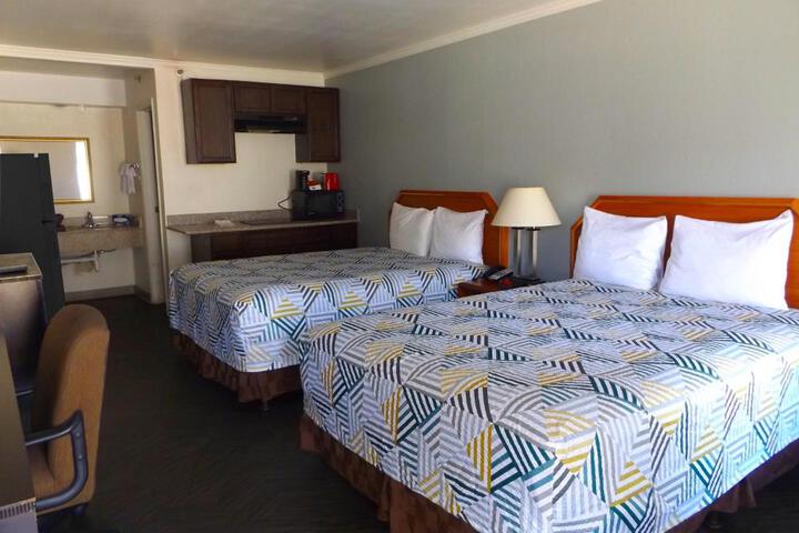2 Queen Beds Kitchen (8 of 9)