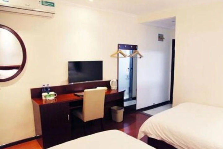 Room 4 of 10