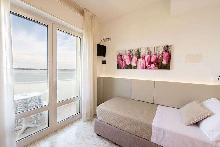 Room 40 of 83