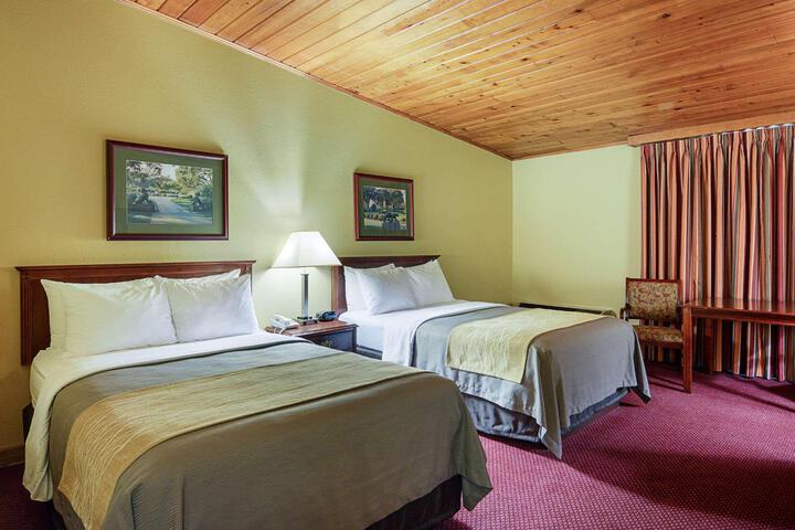 2 Double Beds (5 of 5)