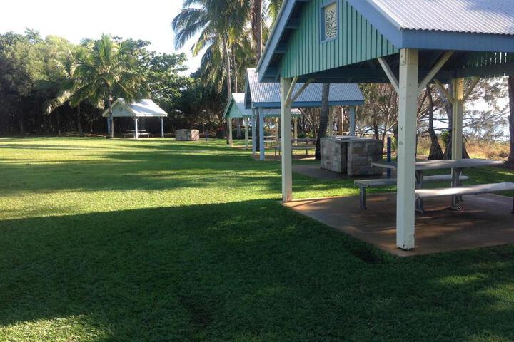 Exterior of Tannum Sands Hotel / Motel
