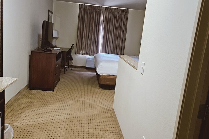 1 King Bed Accessible (10 of 15)