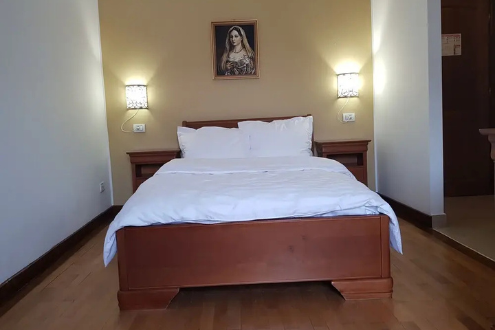 Room 3 of 8