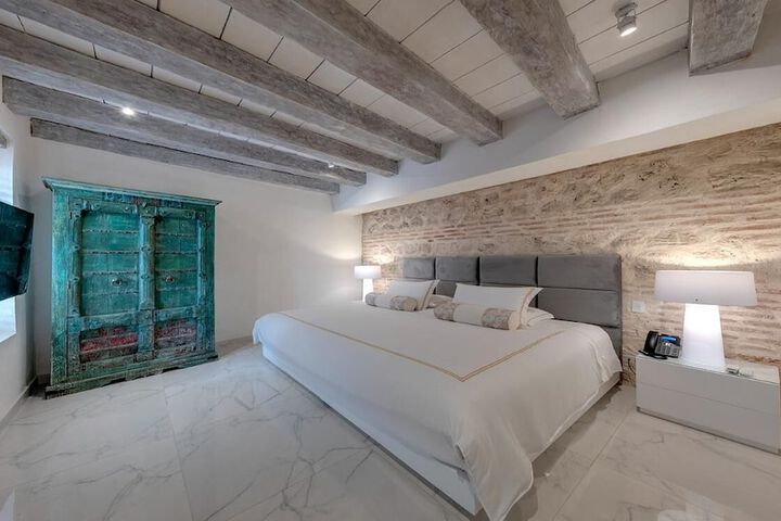 Room 4 of 96