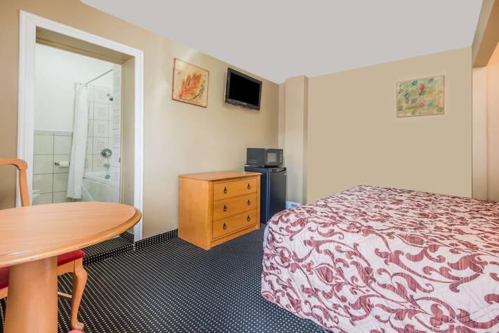 Room 10 of 13