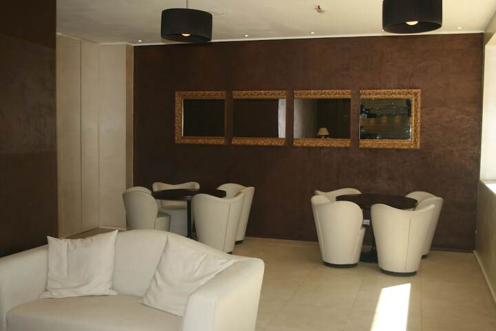 Lounge 48 of 53