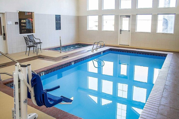 Swimming pool at Comfort Inn Roseburg