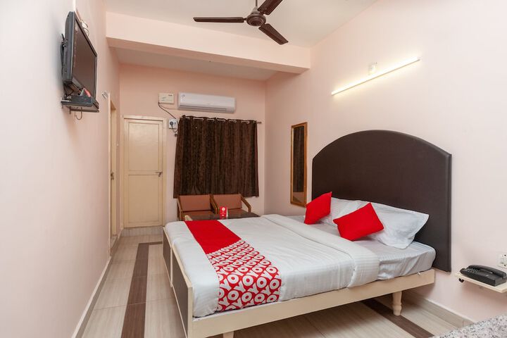 Room 5 of 16