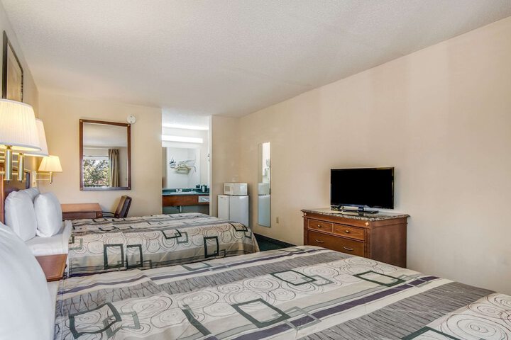 2 Queen Beds (6 of 10)
